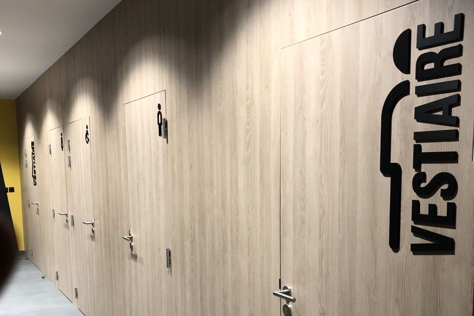 menuiseries de portes de vestiaires